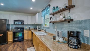 Lemari es, microwave, oven, dan kompor