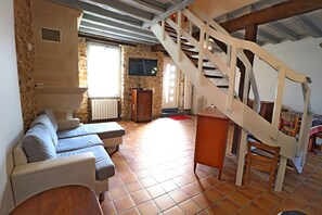 TV, lareira, livros, aparelho de som