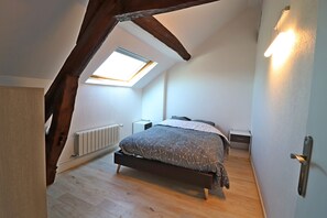 3 bedrooms, desk, iron/ironing board, free WiFi