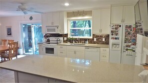 Jääkaappi, mikroaaltouuni, uuni, liesi