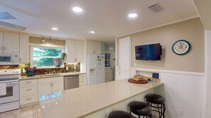 Fridge, microwave, oven, stovetop - Driftwood 4 bedrooms, 3 bathrooms (Jekyll Island)
