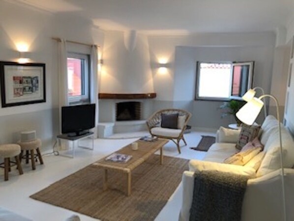 Téléviseur, foyer, chaîne audio