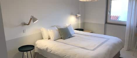 1 多间卧室、办公桌、WiFi、床单