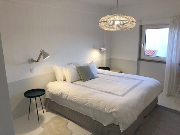 1 bedroom, desk, WiFi, bed sheets