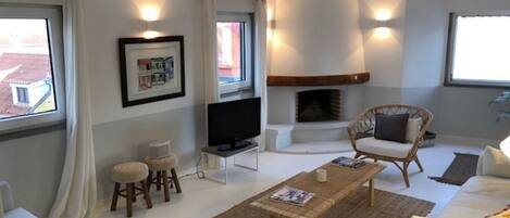 Télévision, cheminée, chaîne hi-fi