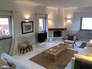 TV, fireplace, stereo