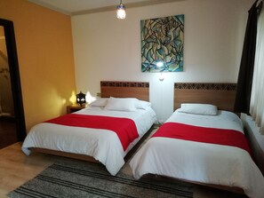 Kahden hengen standard-huone (kaksi sänkyä), 2 yhden hengen sänkyä, tupakointi kielletty | Untuvapeitot, pillowtop-patjalliset sängyt, tallelokero huoneessa