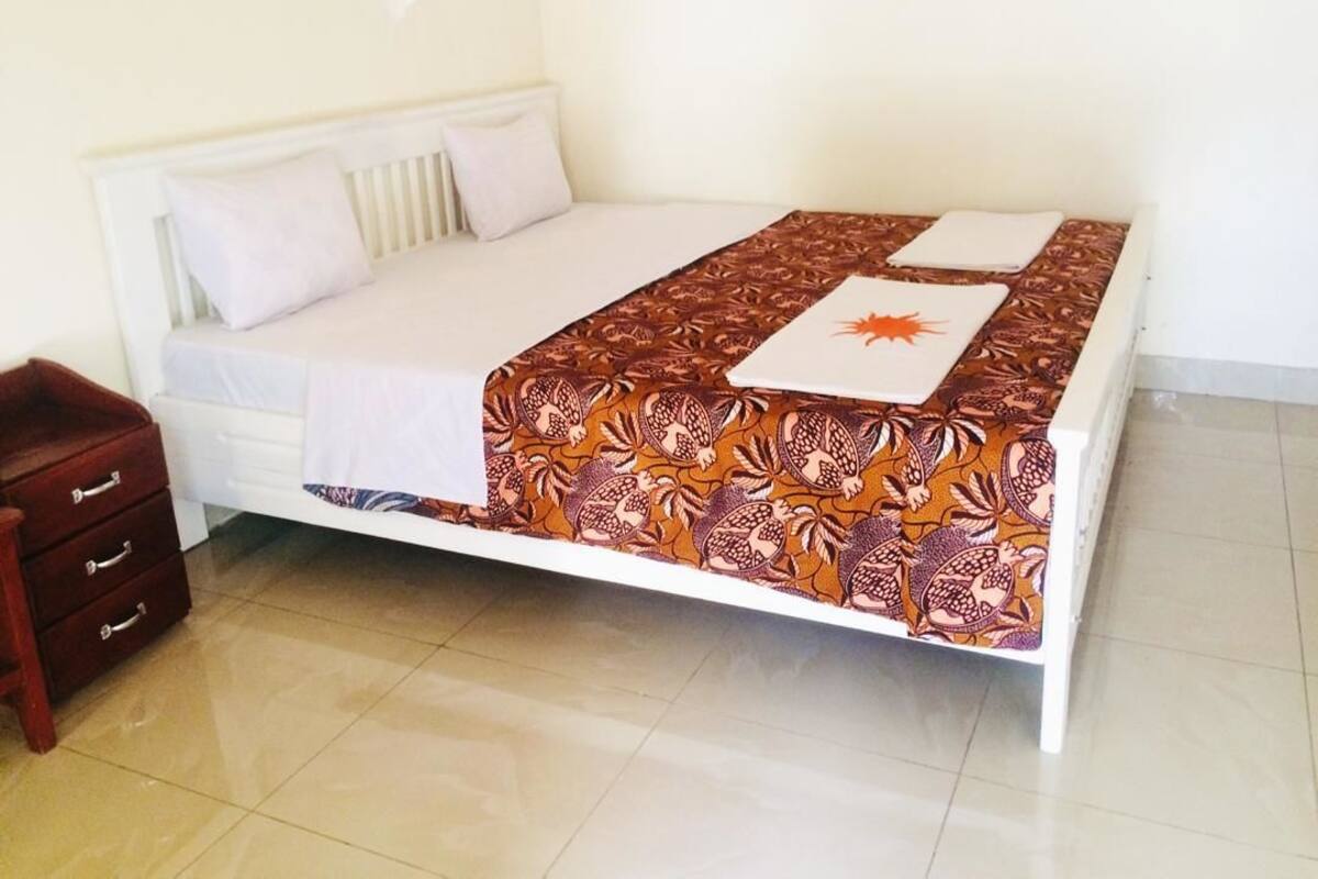 Desk, bed sheets, wheelchair access