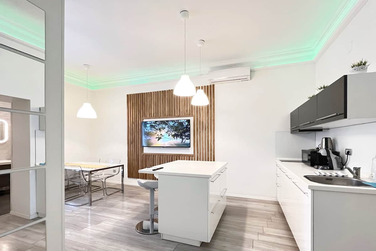 Deluxe appartement, uitzicht op stad | Woonruimte | Een 55-inch flatscreentelevisie met digitale zenders en een televisie