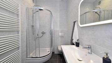 Deluxe Apartment, City View | Bathroom