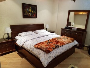 2 habitaciones, escritorio, tabla de planchar con plancha y wifi 