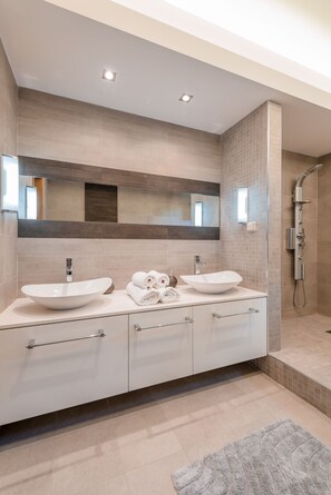 Hair dryer, towels, soap, shampoo - Oasis Filerimos luxury villa (Iallysos)