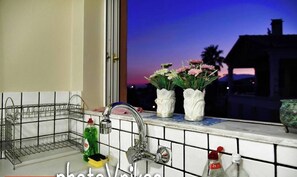 Een koelkast, een magnetron, een oven, een vaatwasser