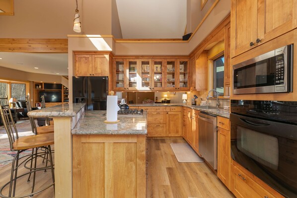 Fridge, microwave, stovetop, dishwasher