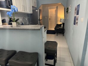 Een magnetron, een kookplaat, een koffiezetapparaat/waterkoker