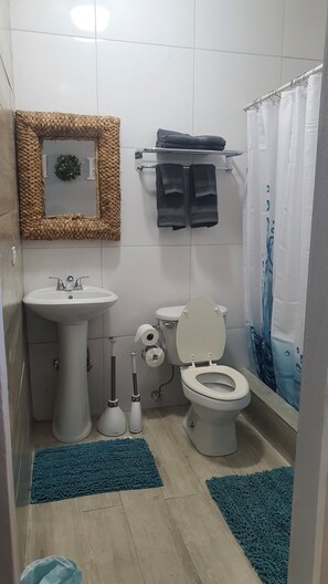 Standaard appartement | Badkamer | Een regendouche, gratis toiletartikelen, een haardroger, handdoeken