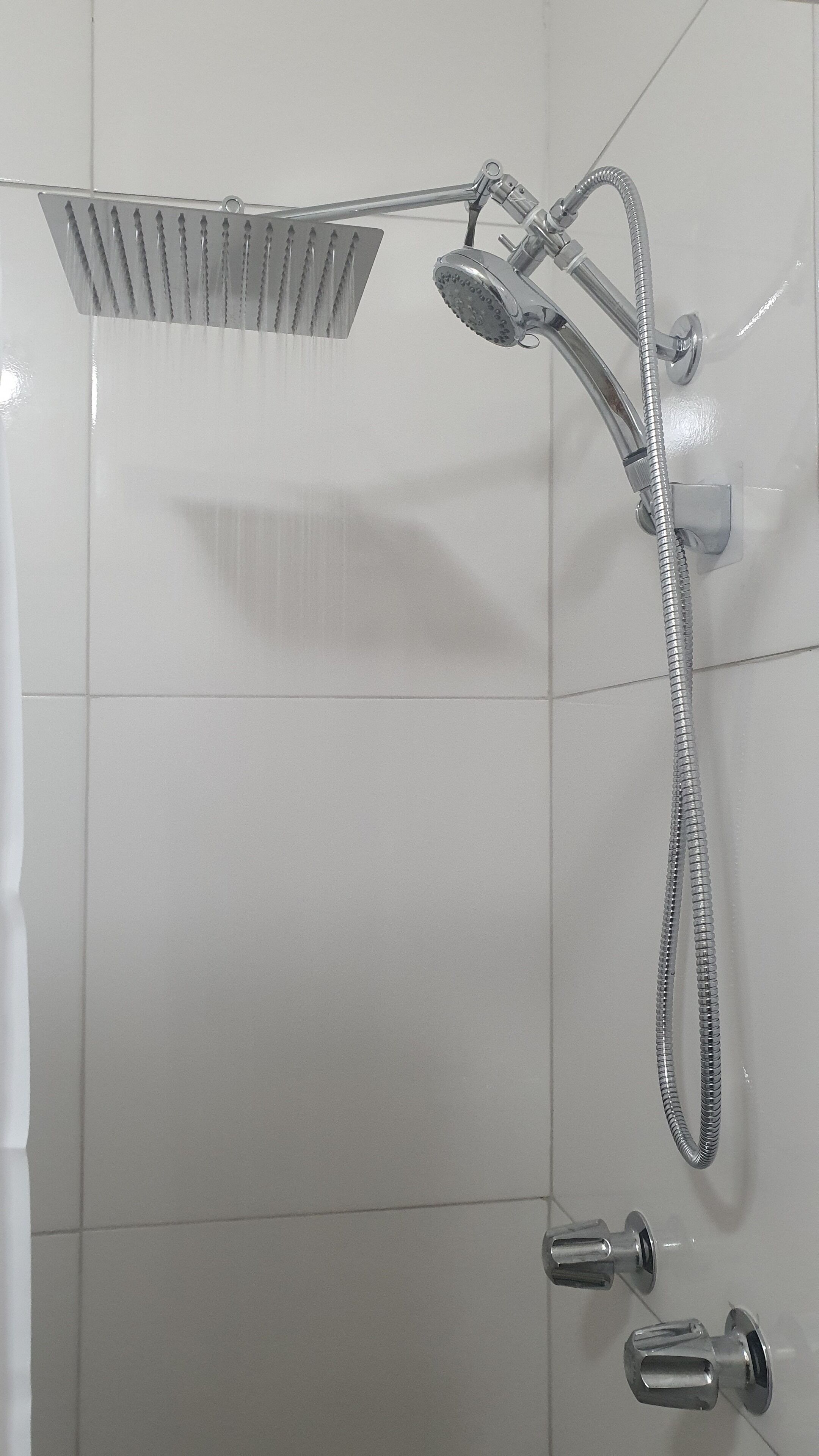 Appartement Standard | Salle de bain | Douche à « effet pluie », articles de toilette gratuits, sèche-cheveux