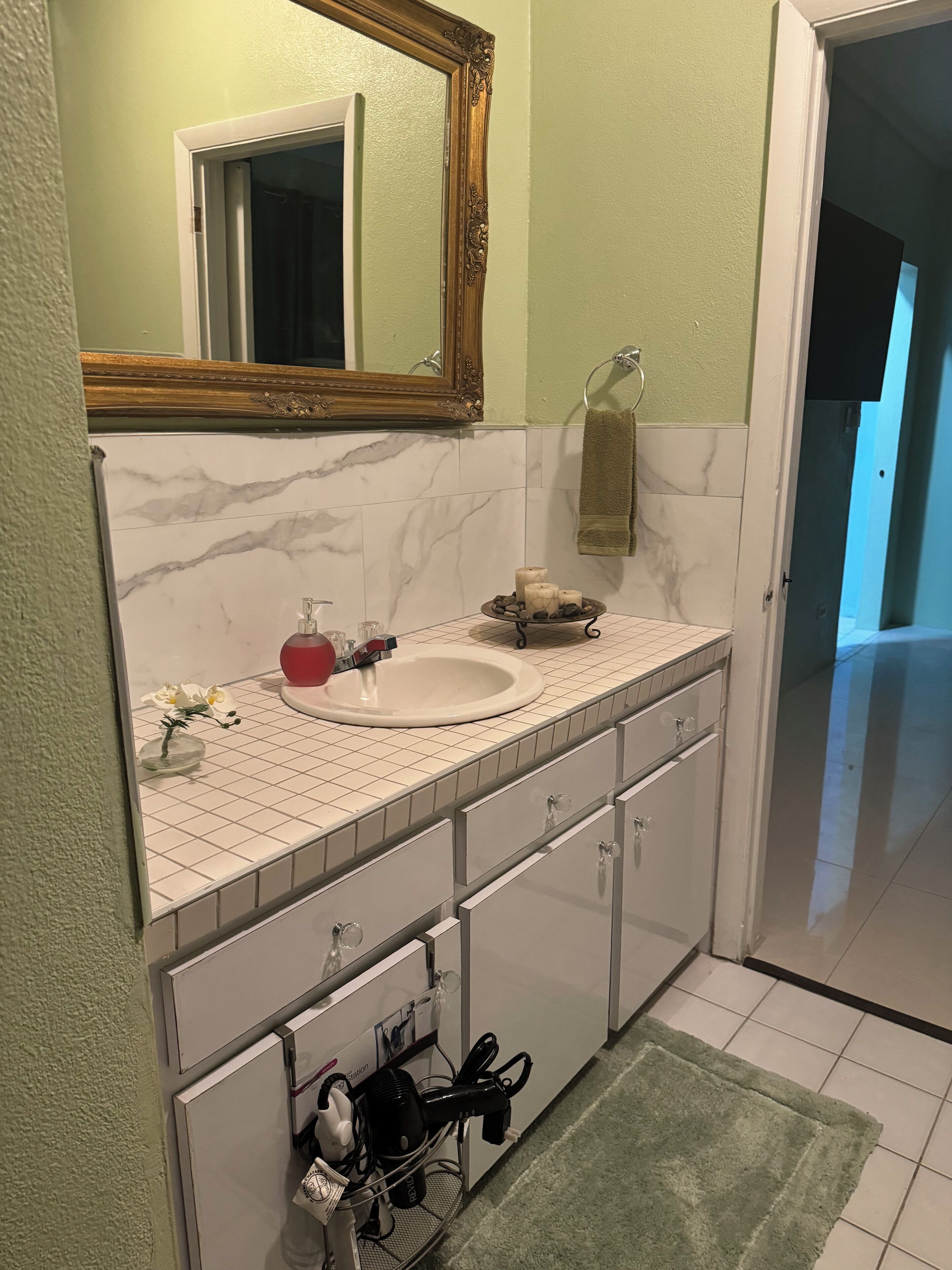 Deluxe Apartment | Private kitchen | Microwave, stovetop, coffee/tea maker, toaster