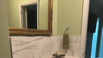 Deluxe Apartment | Private kitchen | Microwave, stovetop, coffee/tea maker, toaster