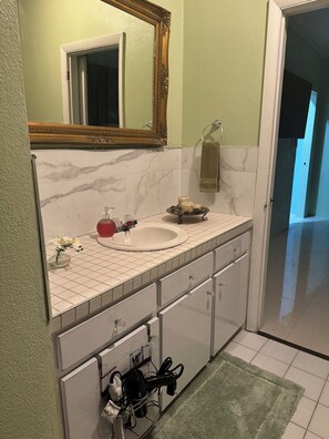 Deluxe Apartment | Private kitchen | Microwave, stovetop, coffee/tea maker, toaster