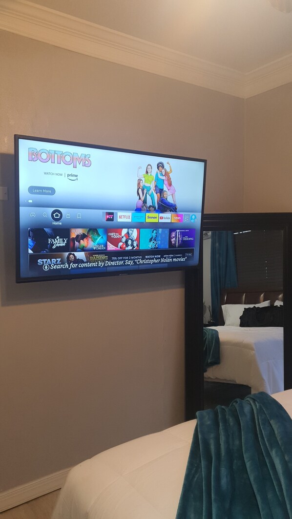 بديكورات فريدة لكل غرفة وطراز فريد لكل وحدة وستائر تعتيم ومكواة/لوح كي