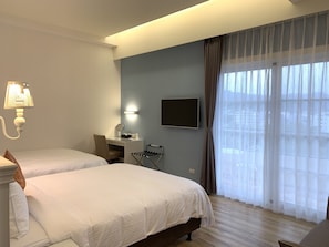 Grand-Vierbettzimmer, 2 Queen-Betten, Bergblick | Schreibtisch, Verdunkelungsvorhänge, schallisolierte Zimmer