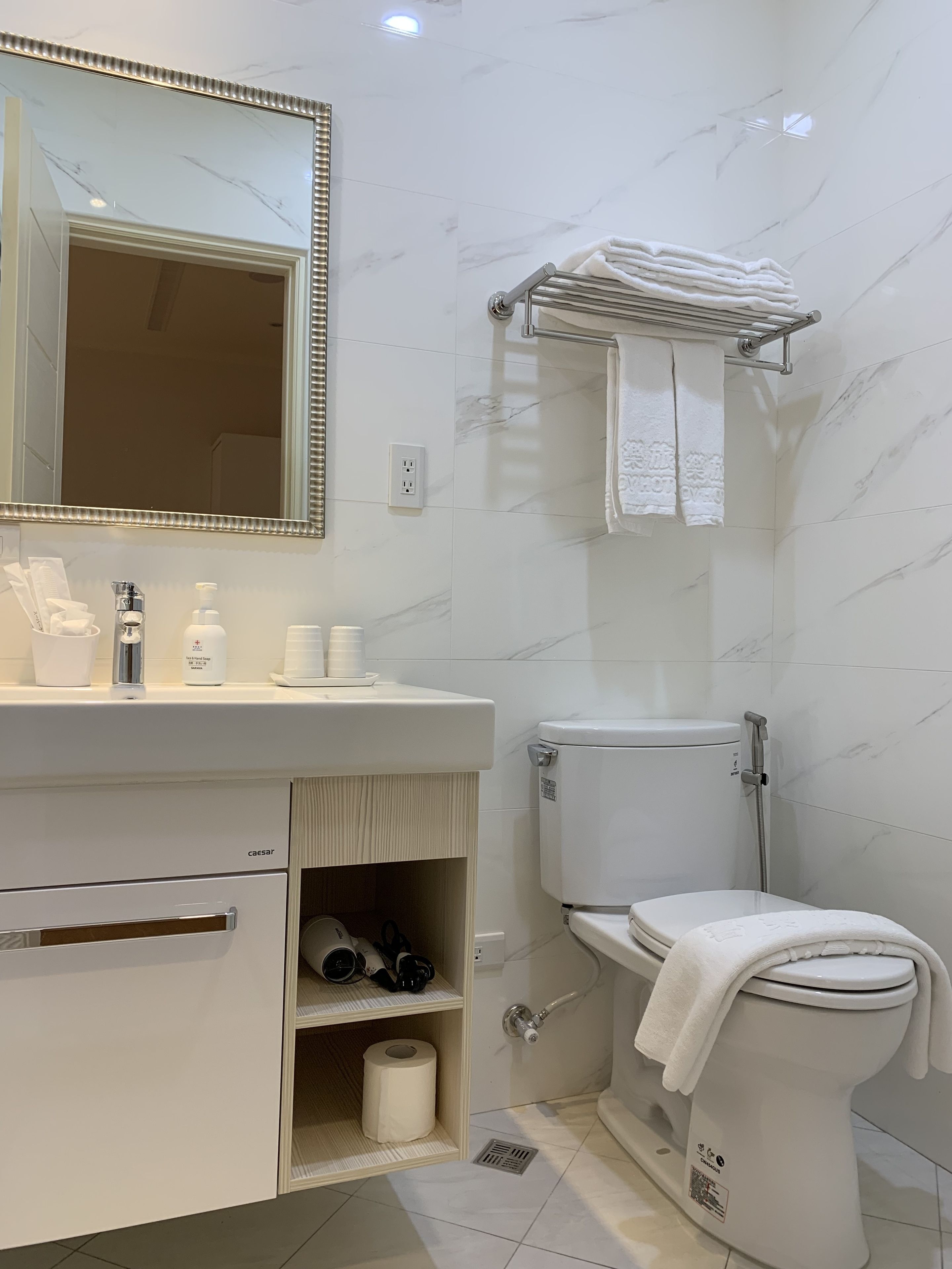 shower, rainfall showerhead, free toiletries, hair dryer