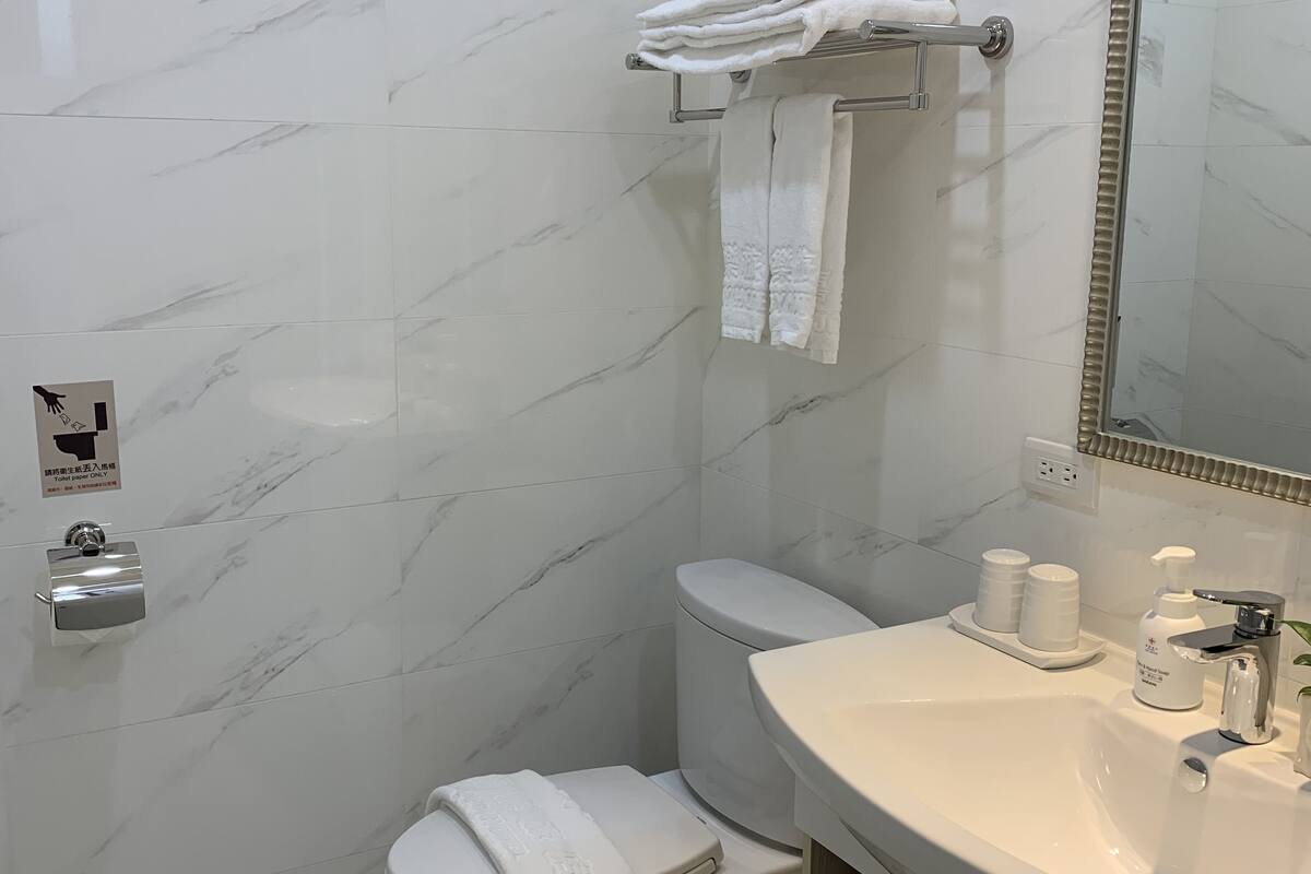 standard twin room, multiple beds, non smoking | bathroom | shower, rainfall showerhead, free toiletries, hair dryer
