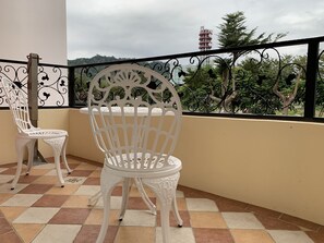 Kamar Triple Premium, akses difabel, pemandangan lembah | Lanai