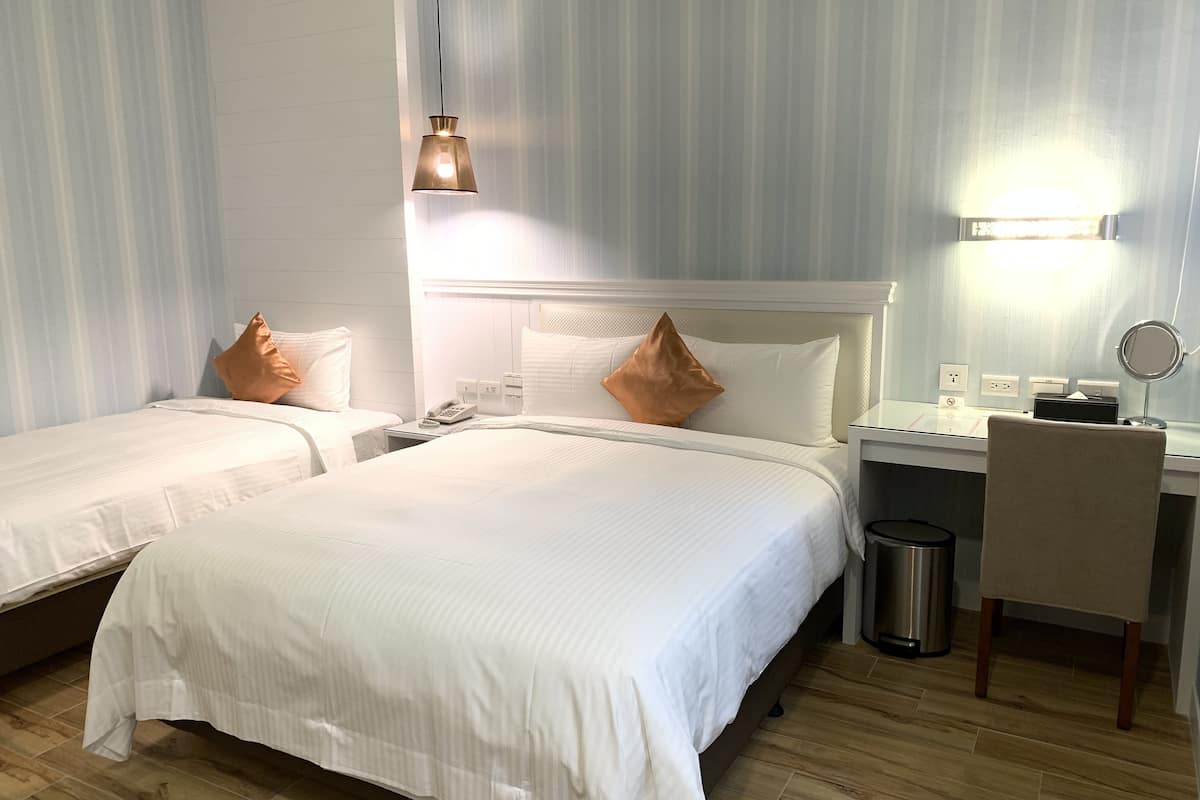 classic triple room | desk, blackout curtains, soundproofing, free wifi