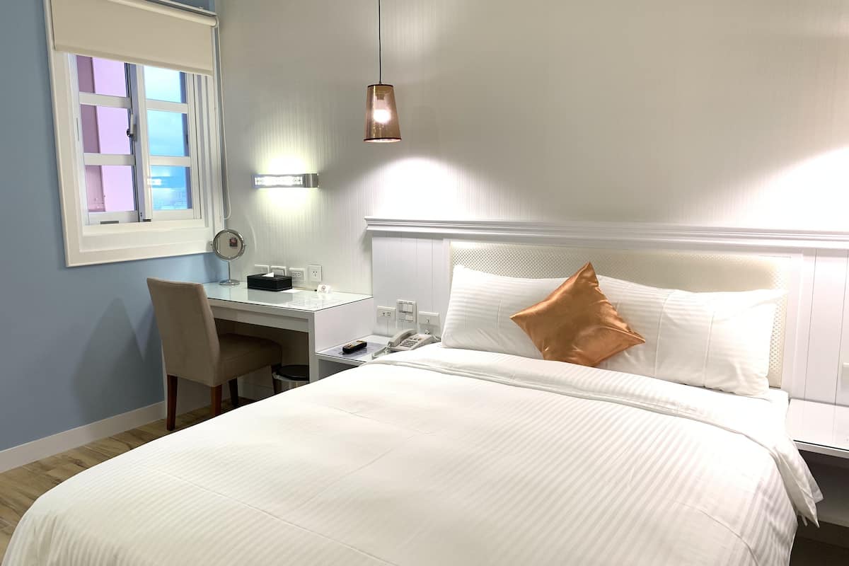 standard double room, 1 queen bed, non smoking | desk, blackout curtains, soundproofing, free wifi
