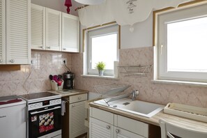 Kühlschrank, Ofen, Herdplatte, Wasserkocher mit Kaffee-/Teezubehör