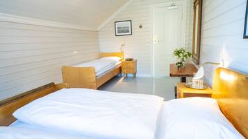 Triple Room, Shared Bathroom | Iron/ironing board, free WiFi, bed sheets