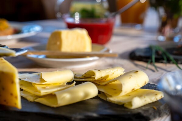 Una tabla de queso con distintos tipos de queso y galletas.