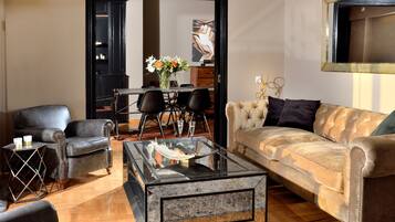 Deluxe Apartment | Living area | Flat-screen TV