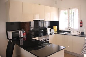 Fridge, microwave, oven, stovetop - Albir Apartment in House with Community Pool, Balcony with Mountain and Sea View (l'Alfàs del Pi)