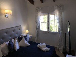 2 slaapkamers, een strijkplank/strijkijzer, reisbedje, wifi