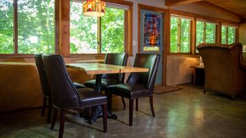 Deluxe Cottage, Multiple Beds, Non Smoking (West End Cottage) | Private kitchen