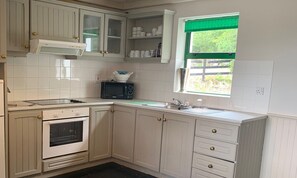 Fridge, dishwasher, cookware/dishes/utensils