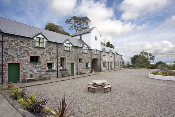 Exterior - Ardnagashel Est No 2 - a two story that sleeps 4 guests in 2 bedrooms (Bantry)