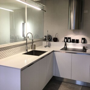 Jääkaappi, mikroaaltouuni, uuni, liesi