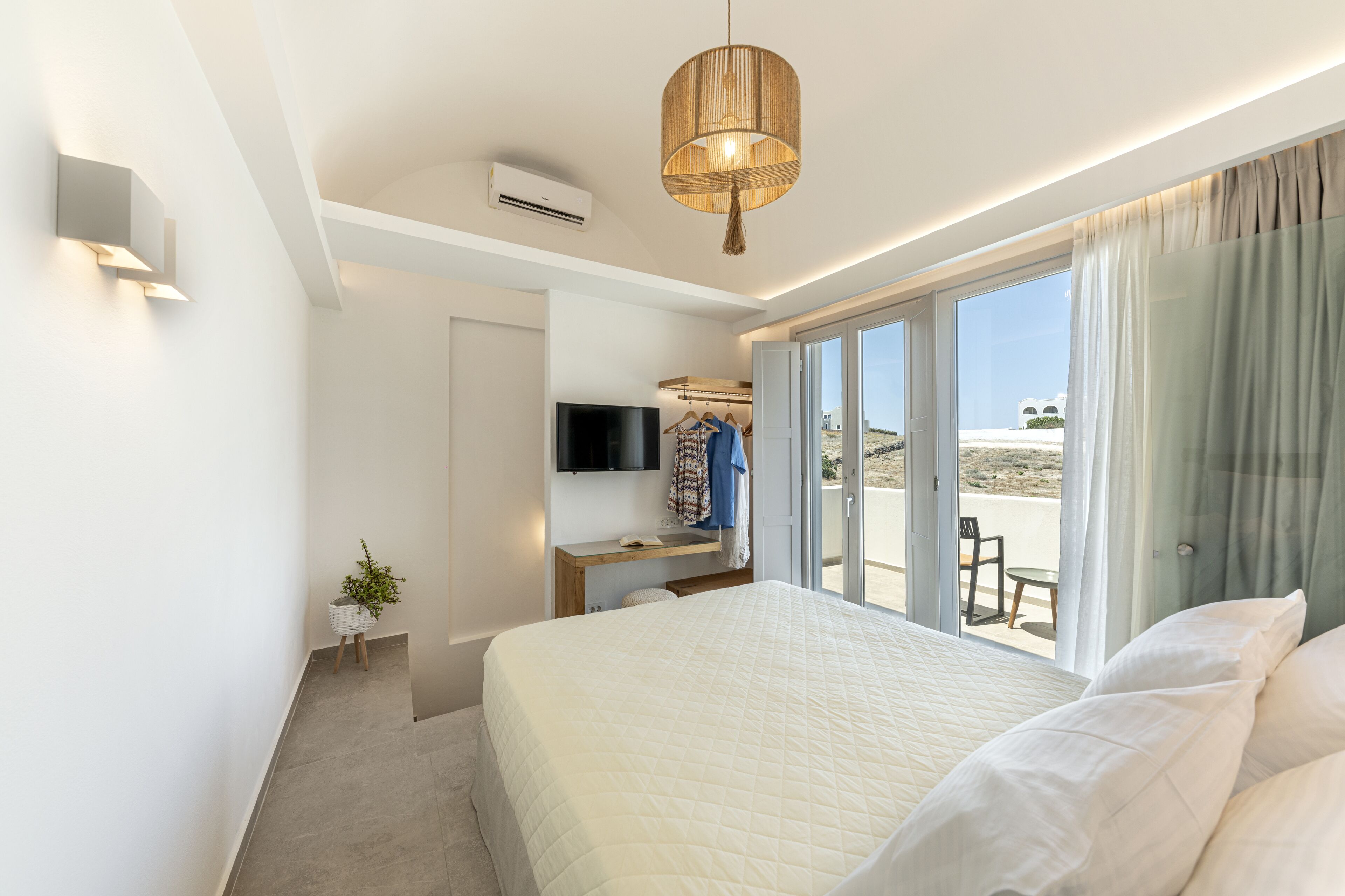 Suíte júnior, vista para a montanha (Next to Caldera) | 1 quarto, roupas de cama de algodão egípcio, roupas de cama premium