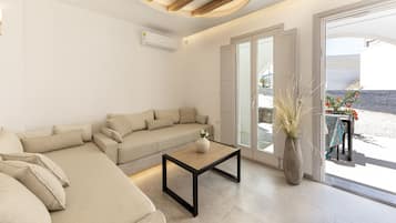 Junior-Suite, Bergblick (Next to Caldera) | Wohnbereich | 43-Zoll-Flachbildfernseher mit Satellitenempfang, Smart-TV