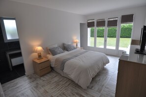 3 habitaciones, tabla de planchar con plancha y cuna de viaje