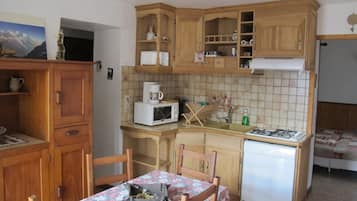 Réfrigérateur, micro-ondes, plaque de cuisson, lave-vaisselle