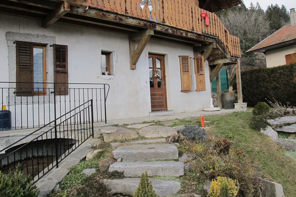 --- apartment in an old Savoyard farm -