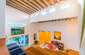 Smart TV, reproductor de DVD, libros y biblioteca musical 