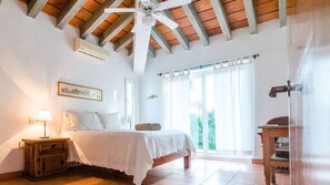 4 habitaciones, caja de seguridad en la habitación y escritorio 