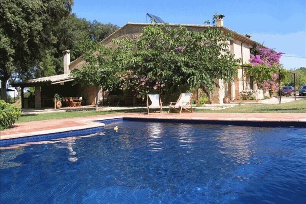 Relax by the pool. 1 hr from Barcelona. 20 mins from the beach. Great for kids.