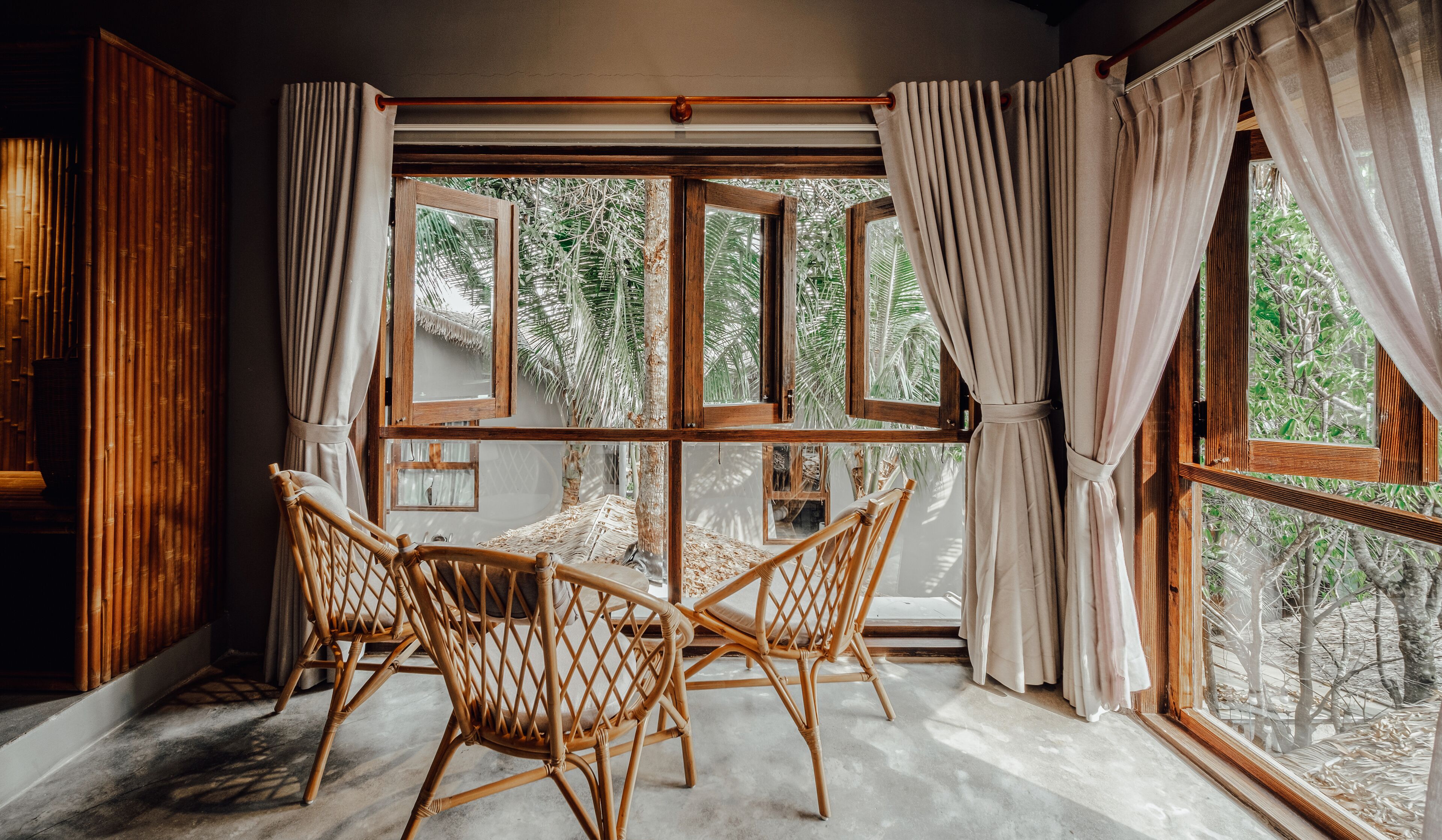 exotic joy house | living room | 43-inch lcd tv with cable channels, tv